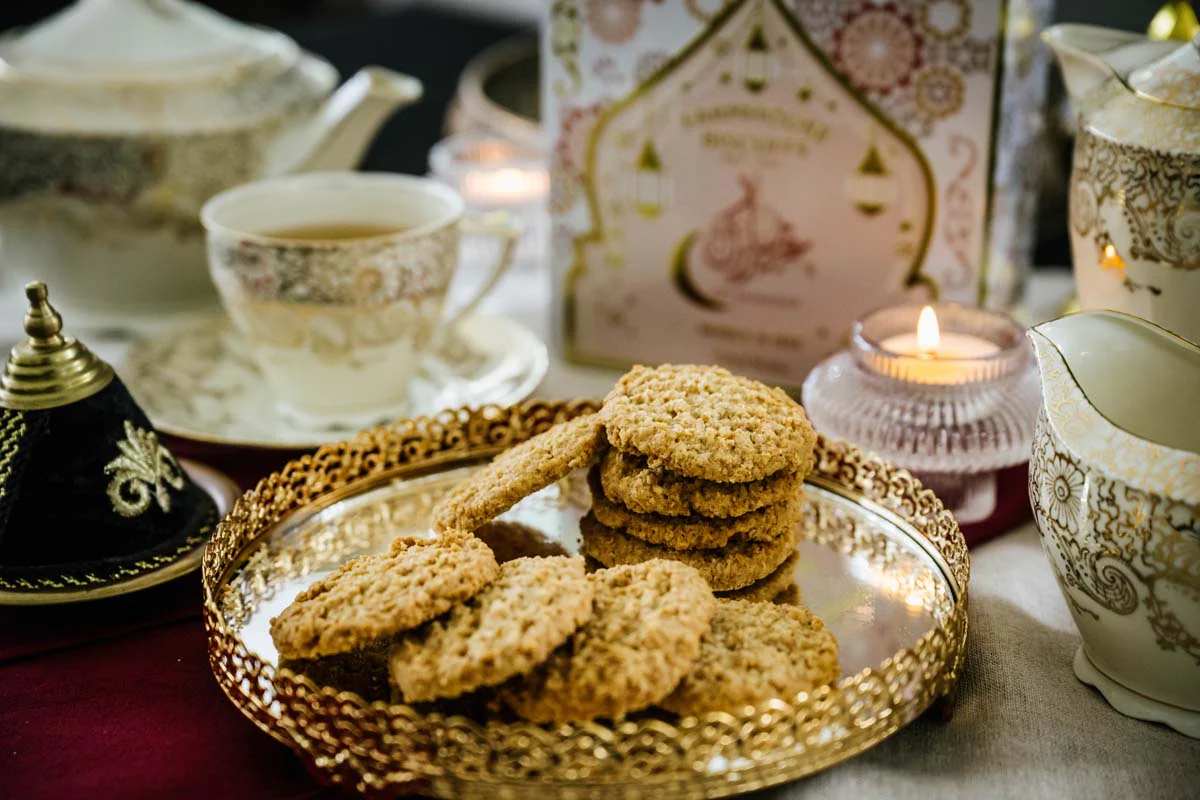 Eid Biscuit Gift Tin - Honey & Oat 200g - Image 3